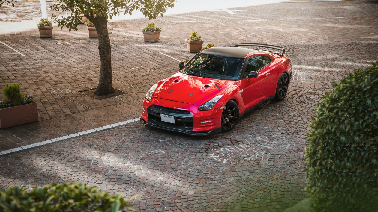 Red Nissan Gtr 5k