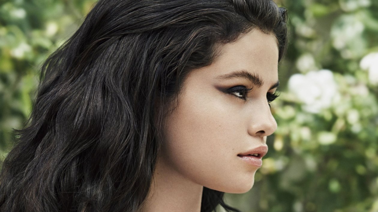 Selena Gomez Elle Photoshoot 2018