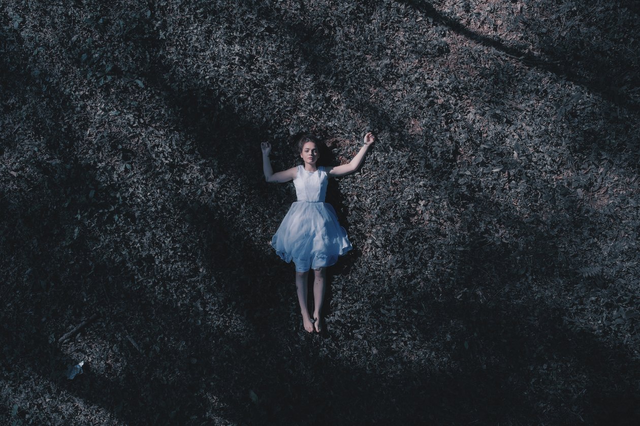 Fond d'écran Girl Laying Down On Ground 5k
