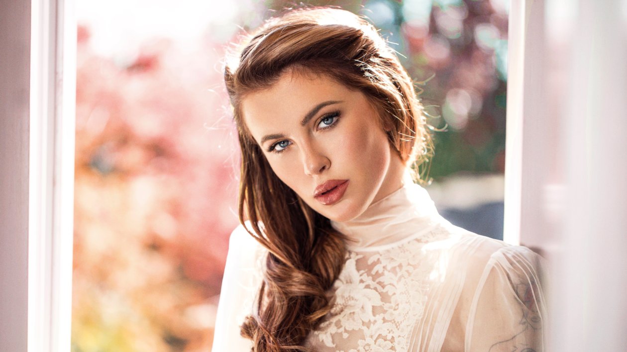 Gorgeous Girl Looking At Viewer 5k