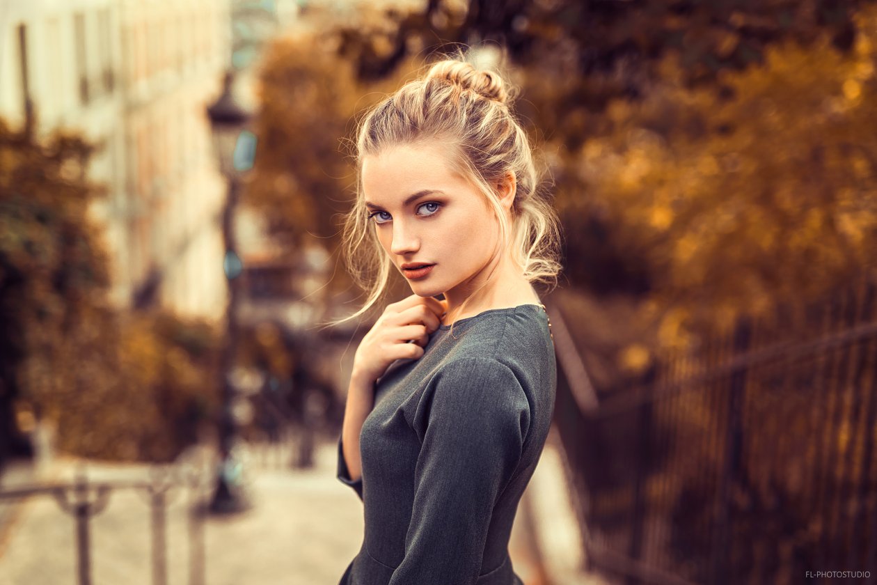 Blonde Girl Looking Back 4k