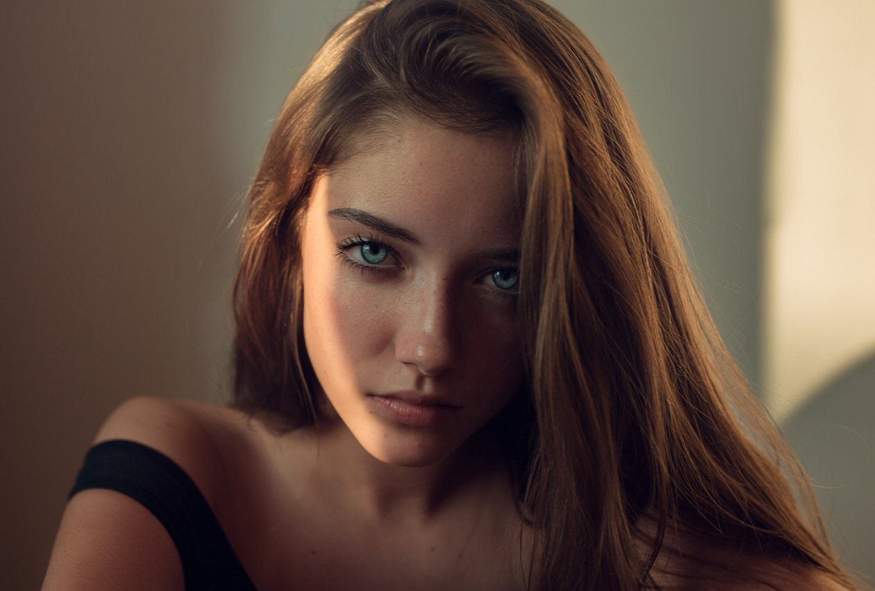 Gray Eyes Girl Looking At Viewer