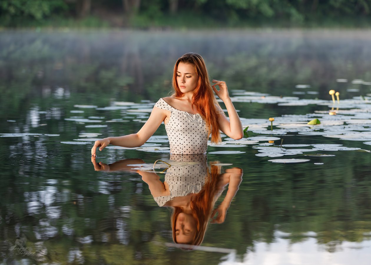 Redhead Freckles Inside Water Body 4k