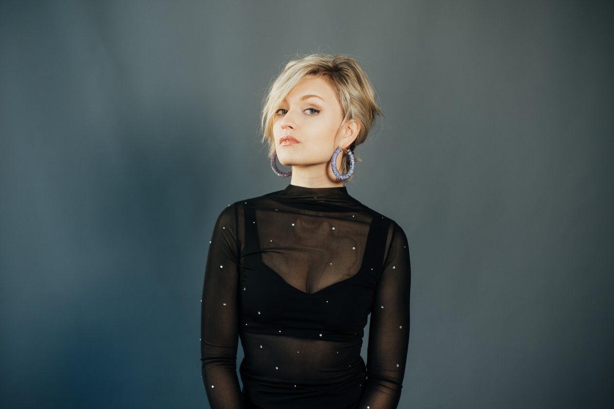 Blonde Girl Black Dress 5k