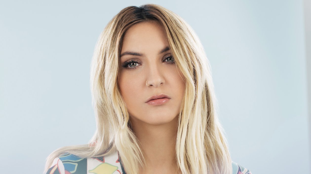 Julia Michaels 2018