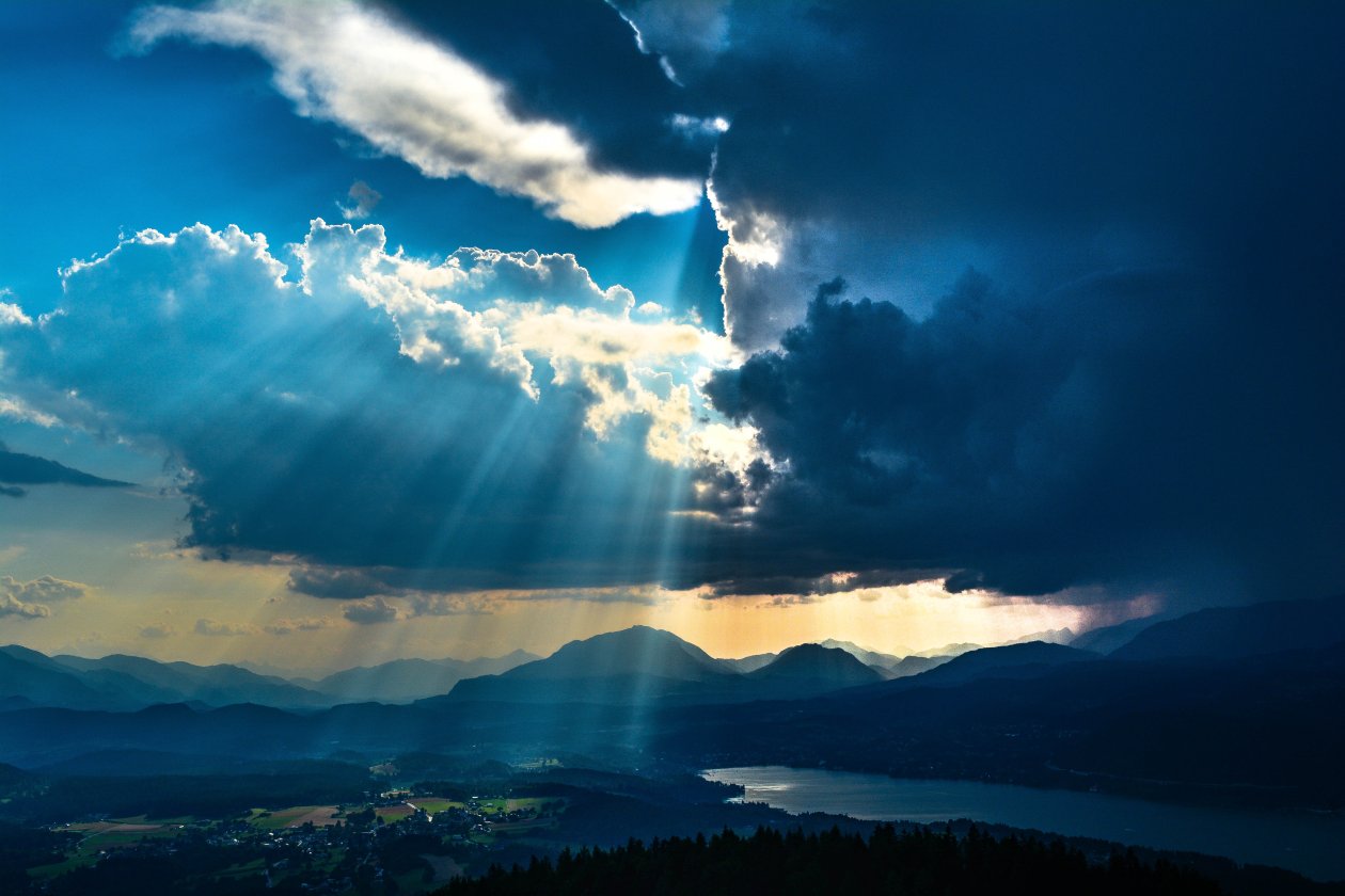 Sunbeams From Sky Landscape Mountains 5k