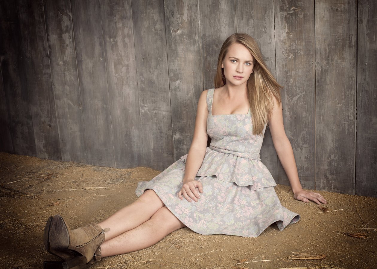 Britt Robertson 2017