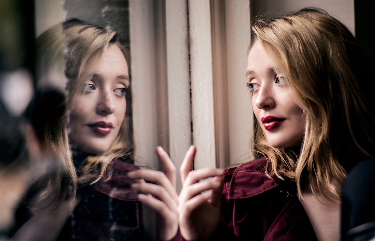 Blonde Face Girl Lipstick