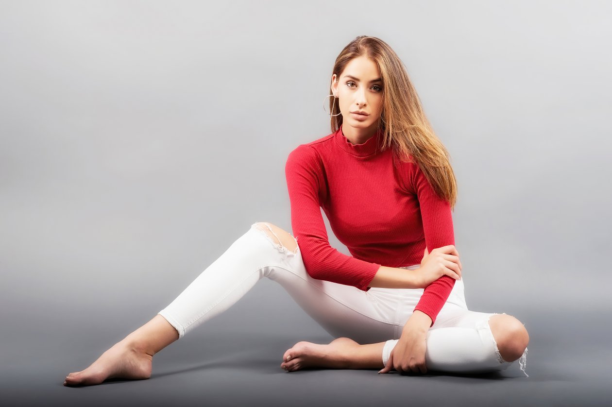 Girl Red Clothing Blonde Hairs 5k