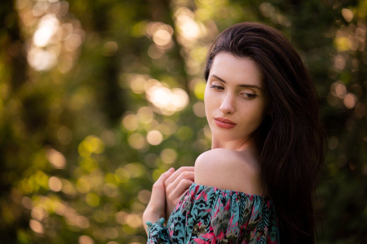 Beautiful Girl Looking Back 5k