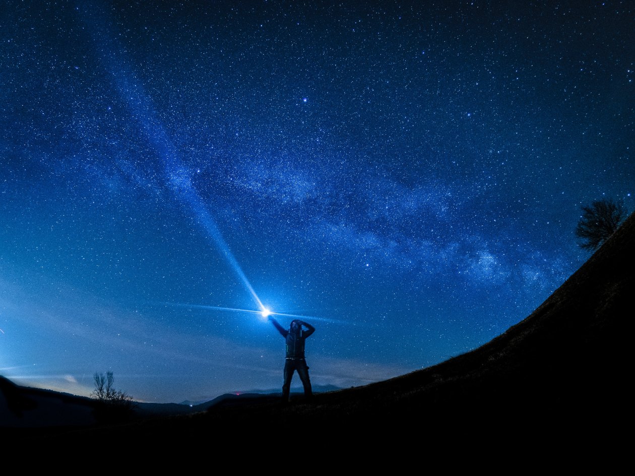 Flashing Light To Sky 4k