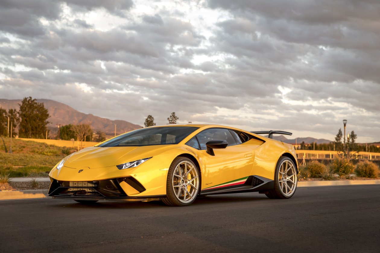 Lamborghini Peformante Huracan Yellow 5k