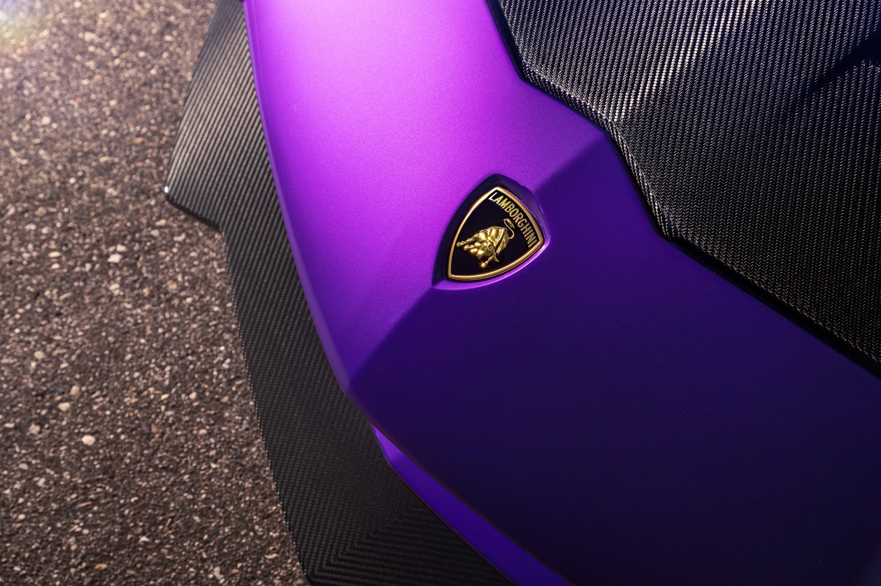 Purple Lambo Aventador Bonnet Logo 5k