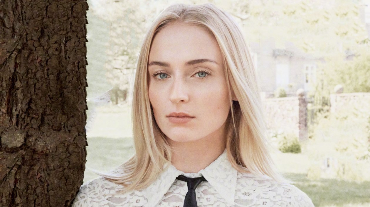 Sophie Turner Vogue China July 2019