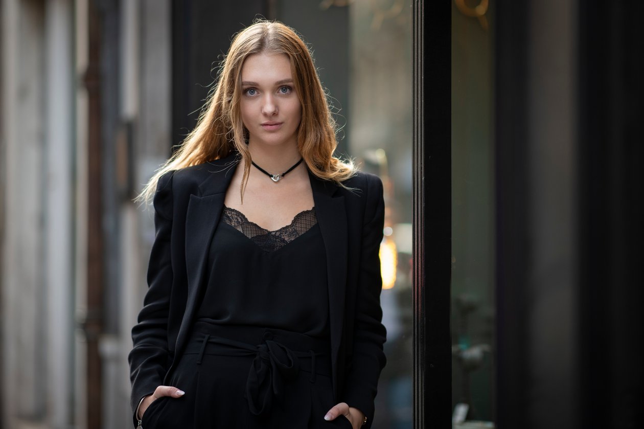 Model Blonde Glance 4k