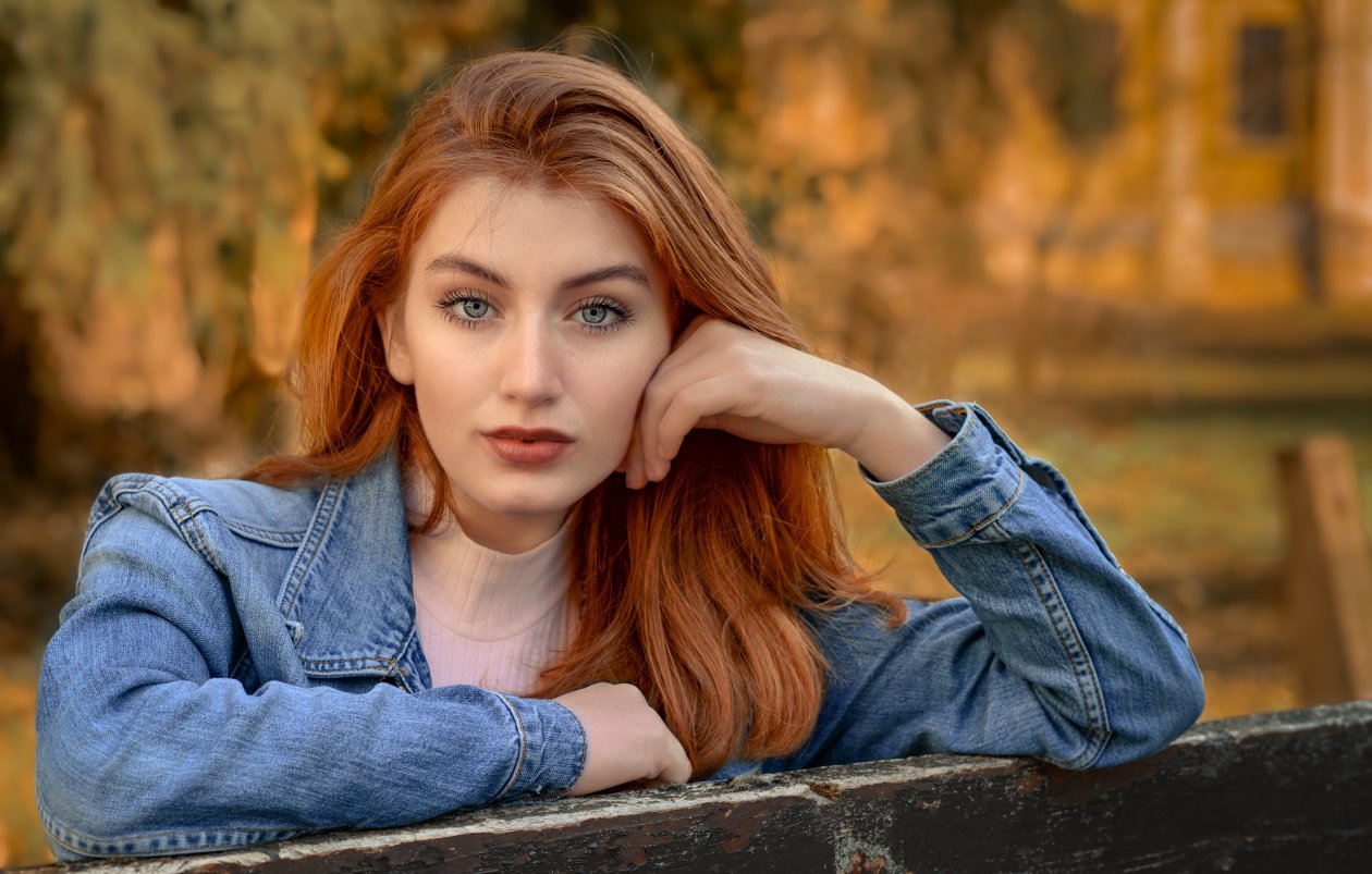 Redhead Girl Glance 5k