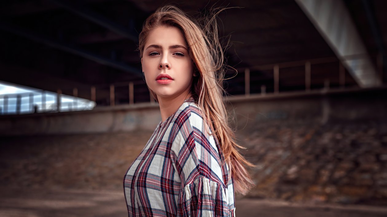 Brunette Girl In Depth Of Field 4k