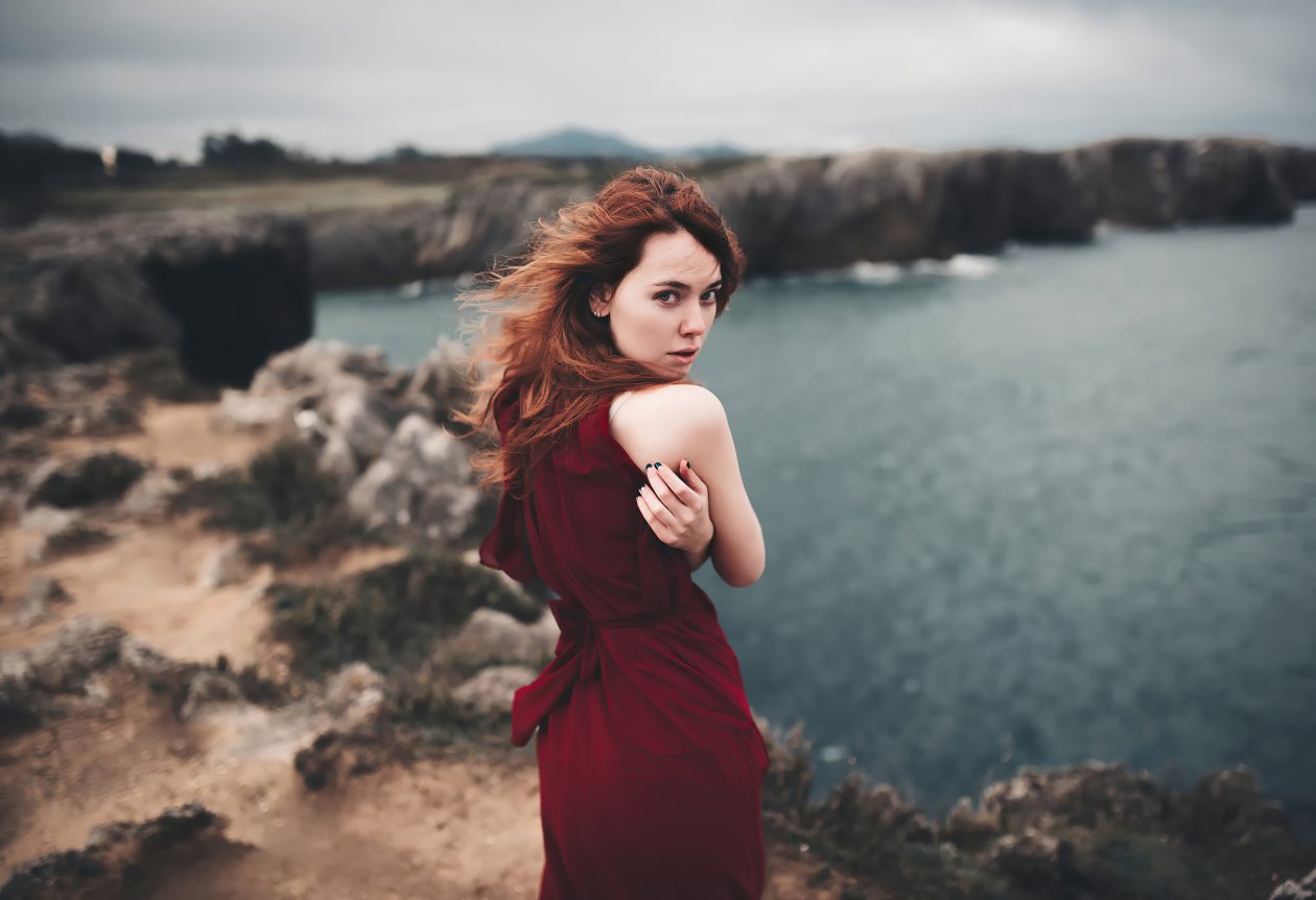 Redhead Girl Looking Back 4k