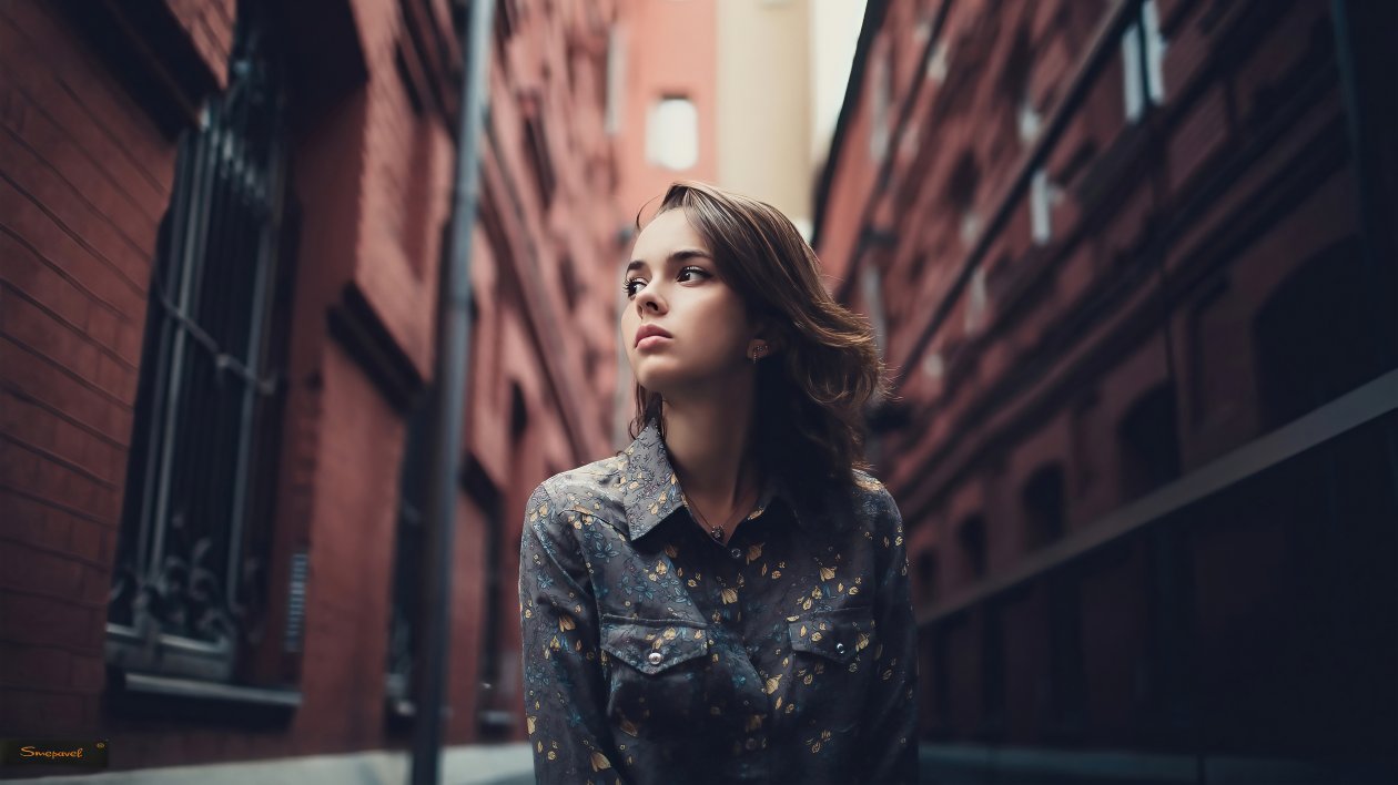 Brunette Girl Looking Away 4k