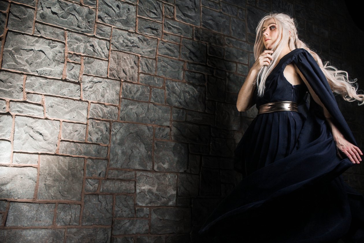 Emilia Clarke Game Of Thrones Cosplay