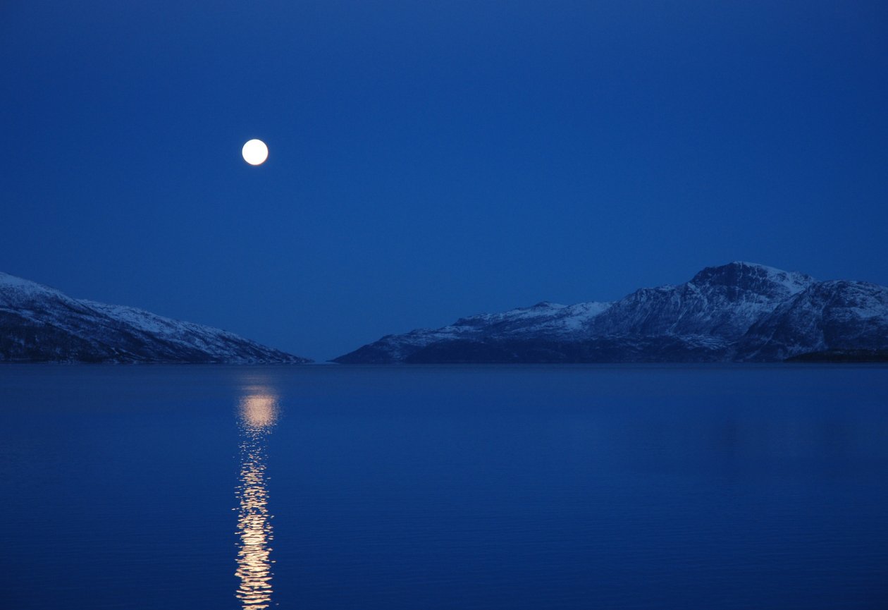 Full Moon Lake Mountains