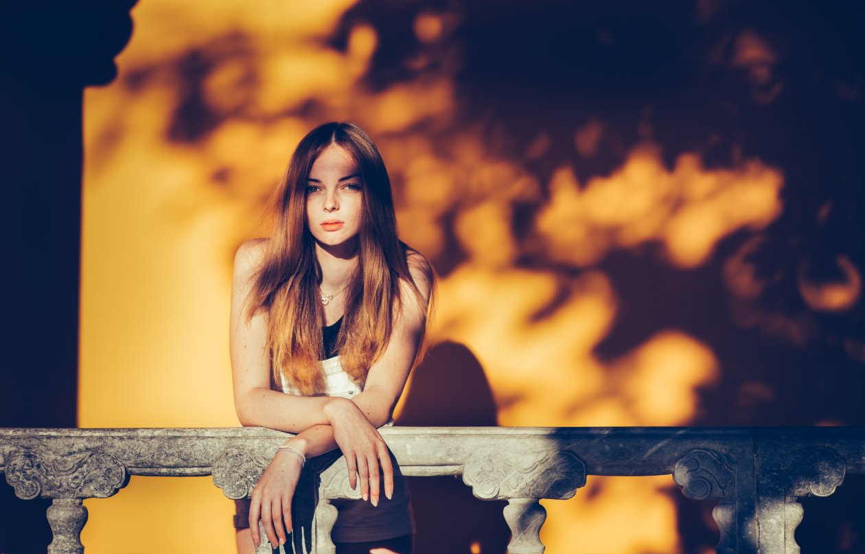 Cute Blonde Girl Leaning 5k