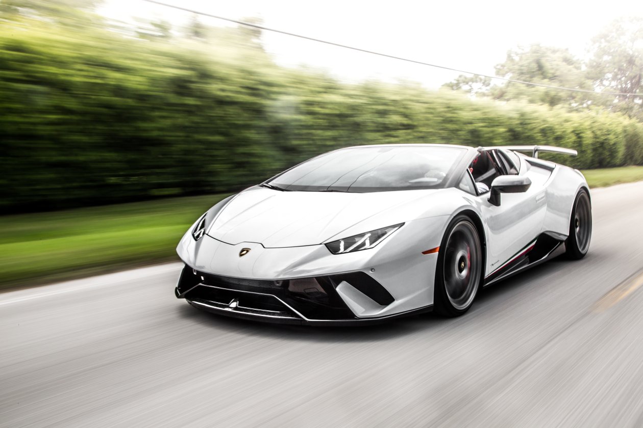White Lamborghini Huracan 5k