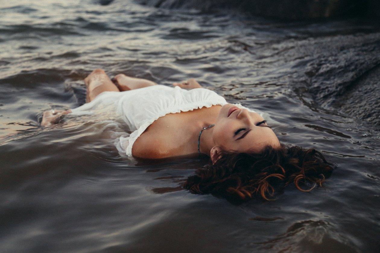 Girl Lying On Sea Shore Wet 5k