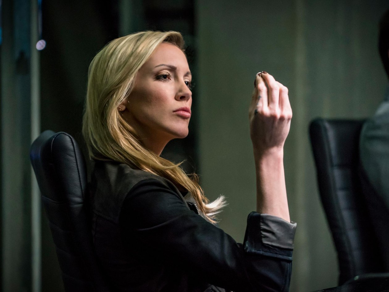 Katie Cassidy In Arrow Season 6 Episode 10