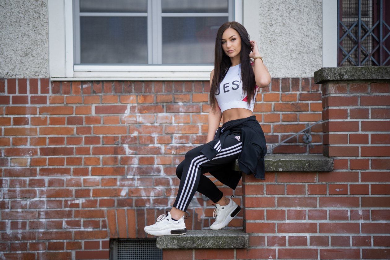Preety Girl Sitting On Stairs 5k