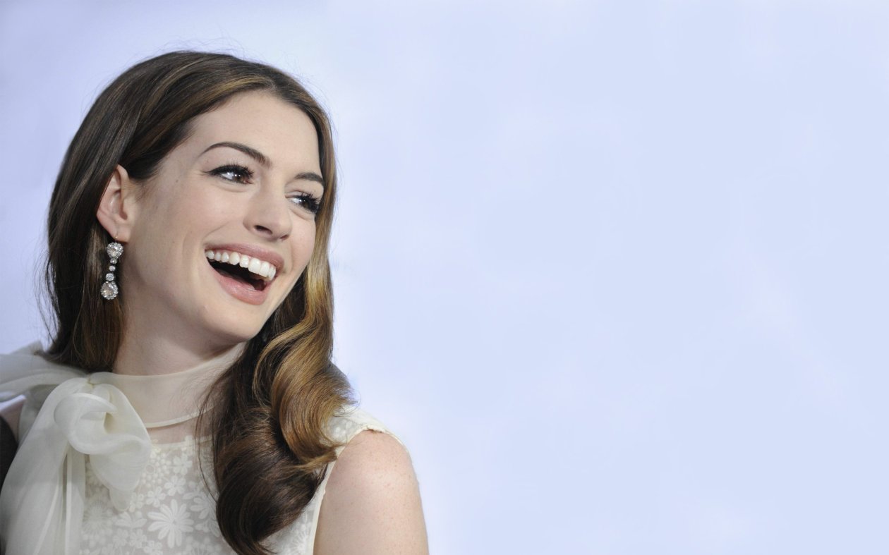 Anne Hathaway Smile