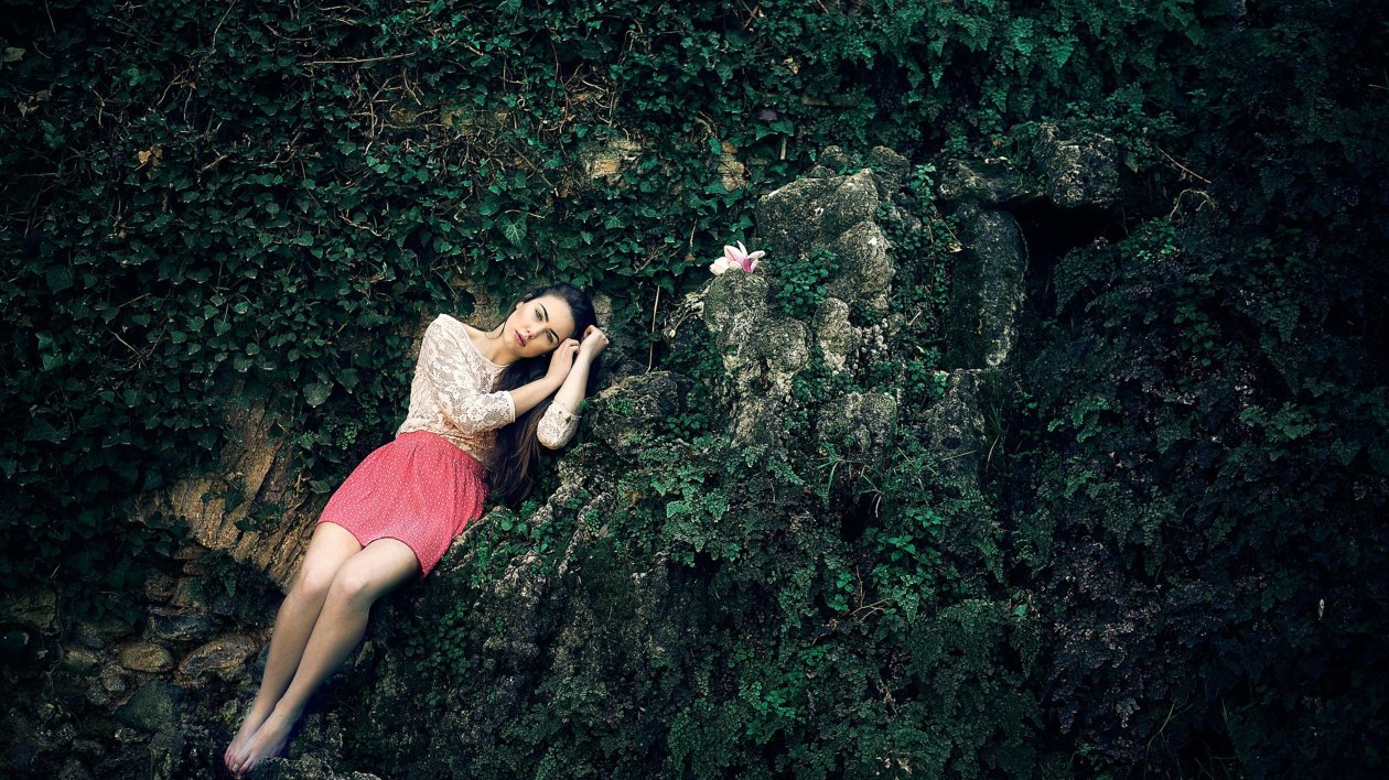 Model Rock Lying