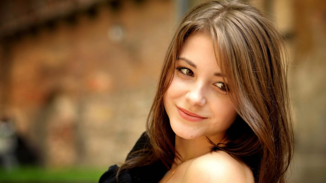Dana Kareglazaya Brunette