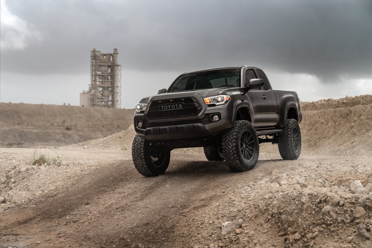 Toyota Tacoma Off Road 8k
