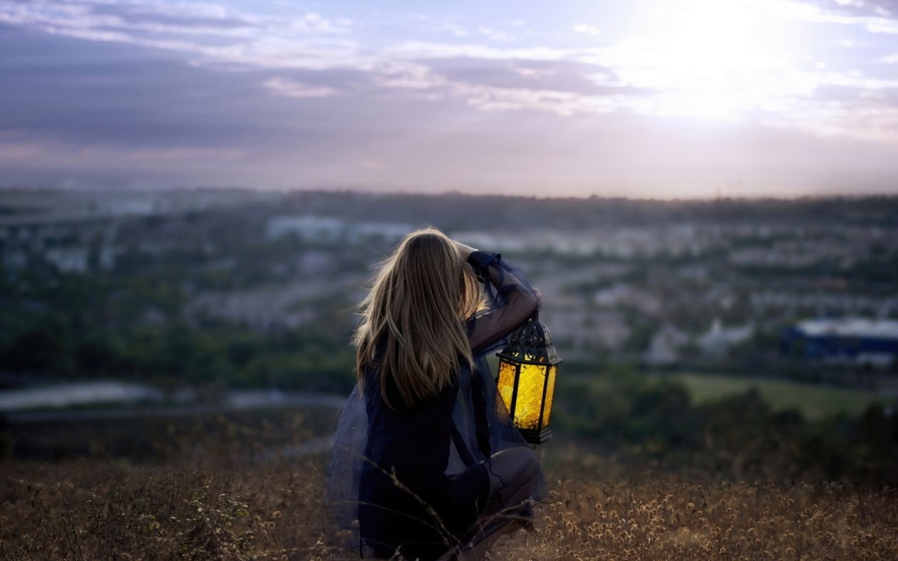 Blonde Girl Lantern 5k