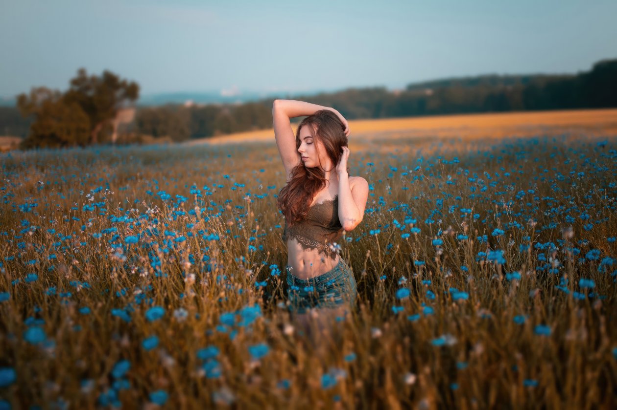 Girl In Field Closed Eyes 4k