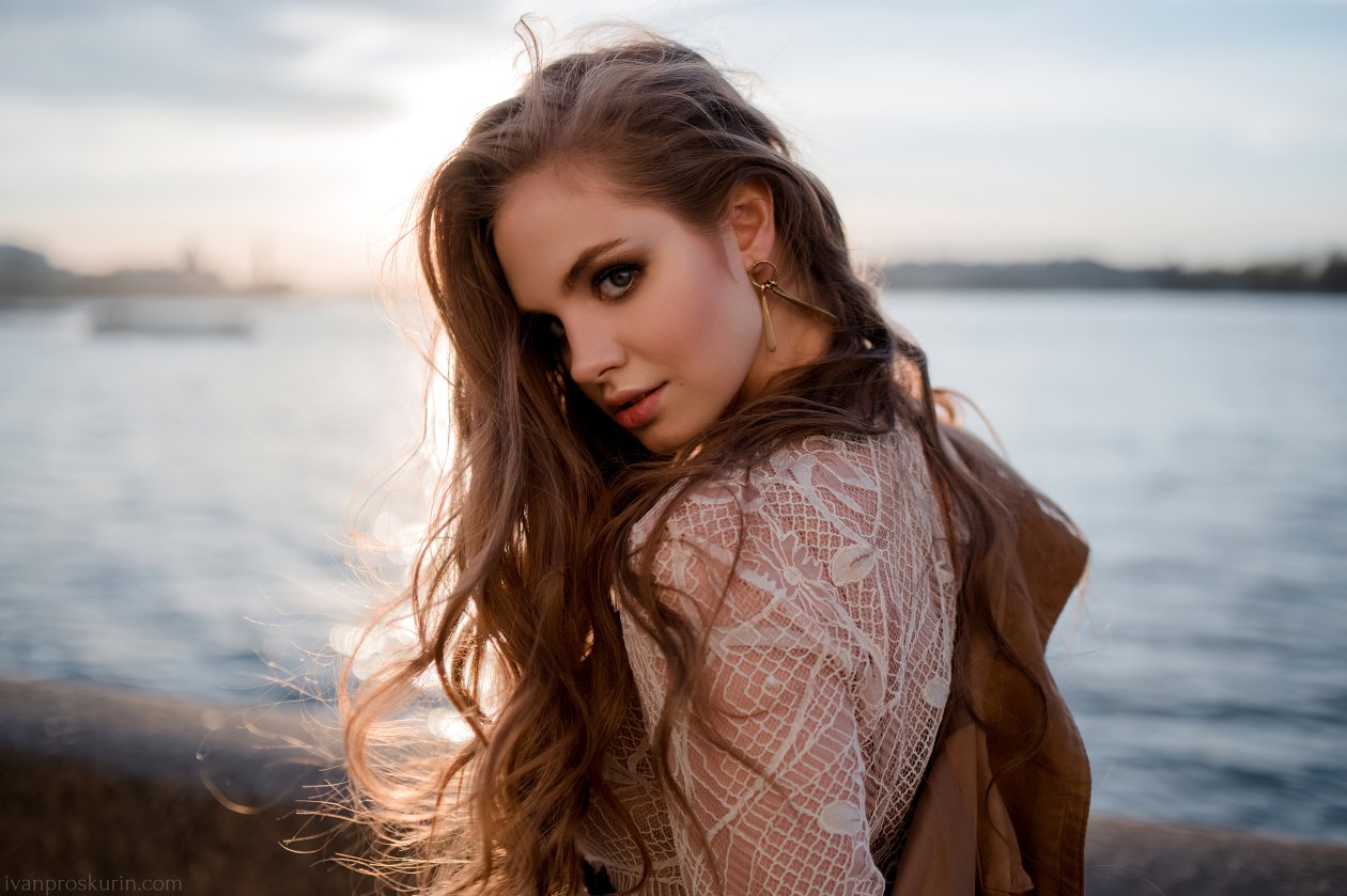 Gorgeous Girl Looking Back 4k