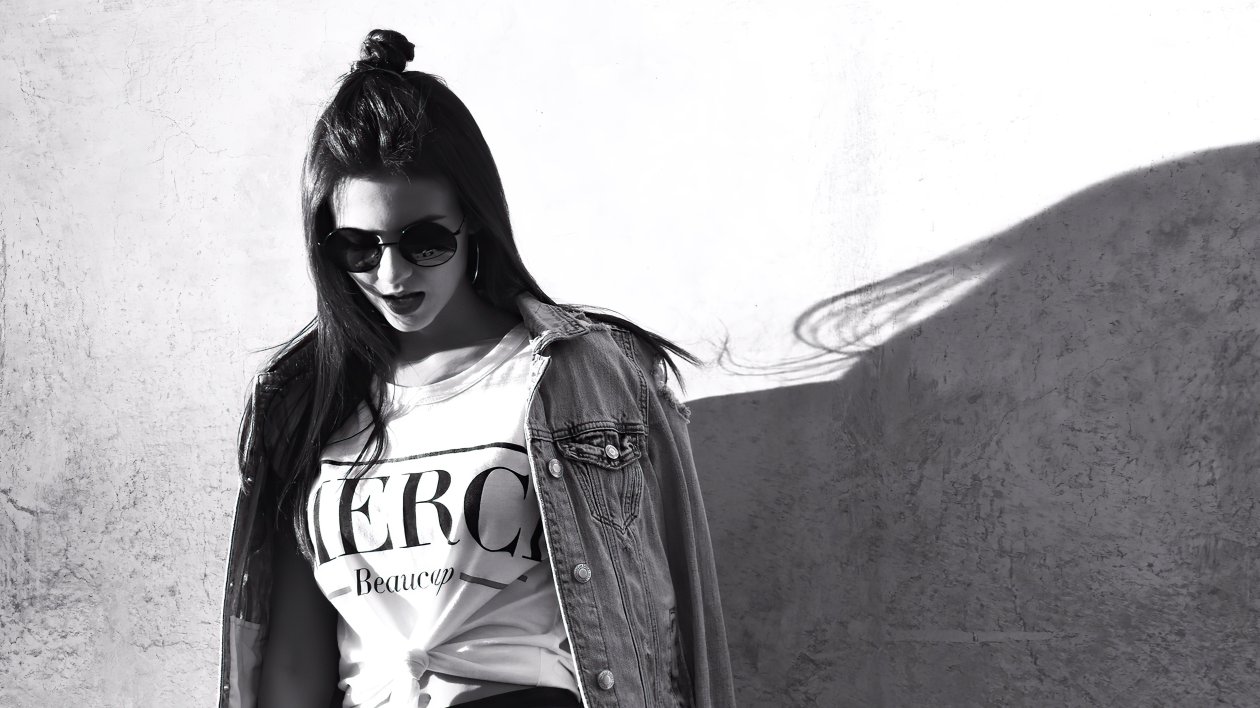 Victoria Justice With Shades Monochrome 5k