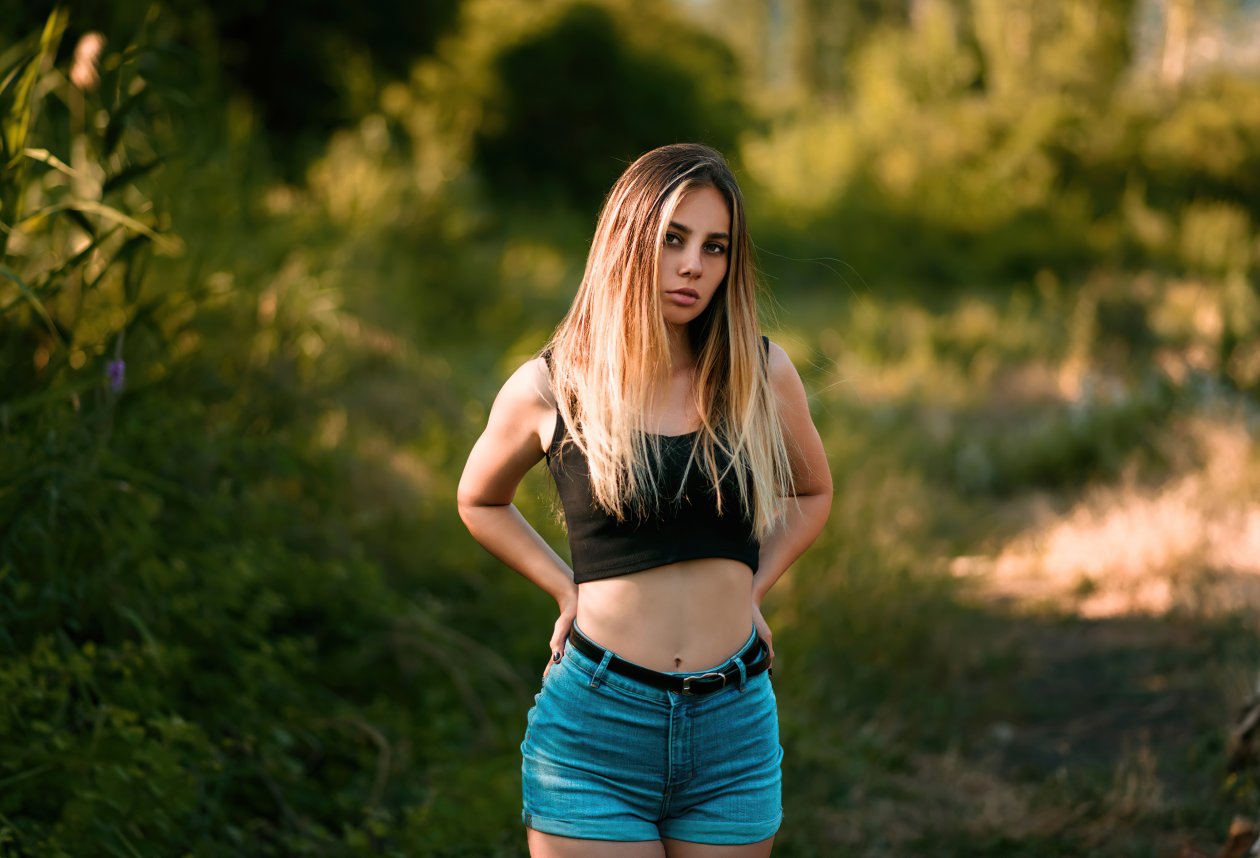 Blonde Girl Depth Of Field Outdoor 4k