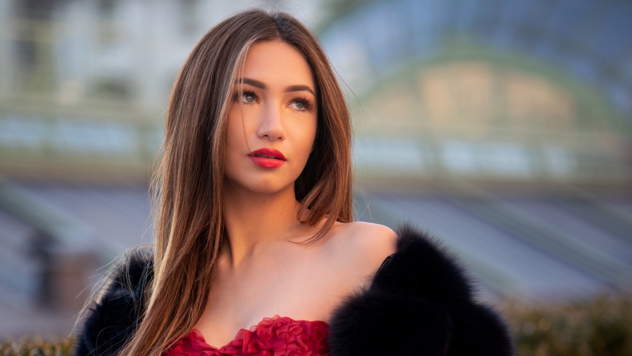 Julia Red Dress 4k