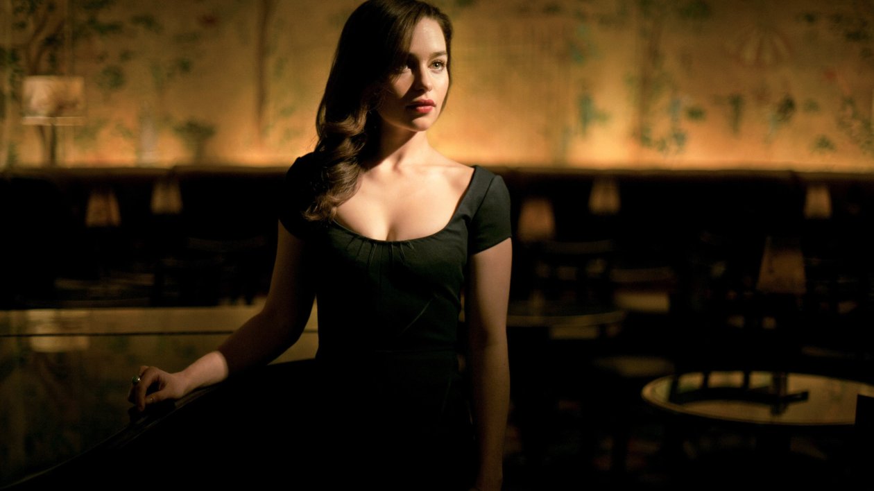 Emilia Clarke Cleavage