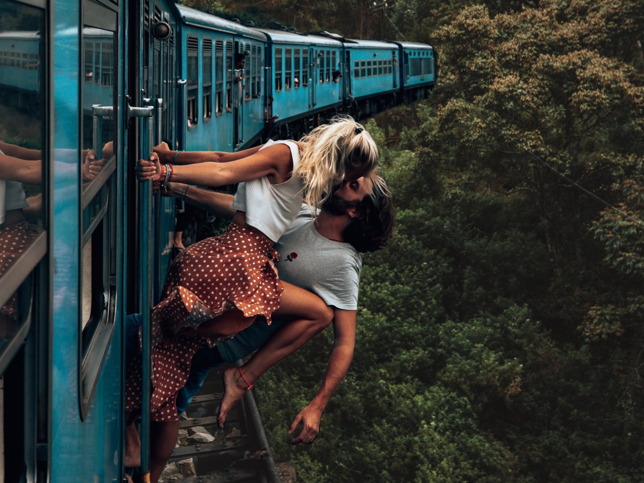 Couple Kissing Train 4k
