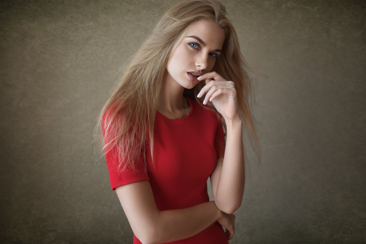 Long Hair Girl Looking At Viewer