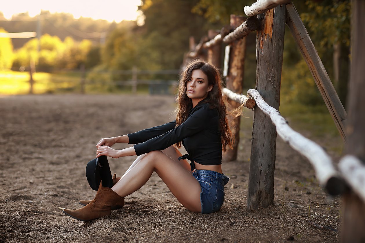 Cowgirl With Hat 4k