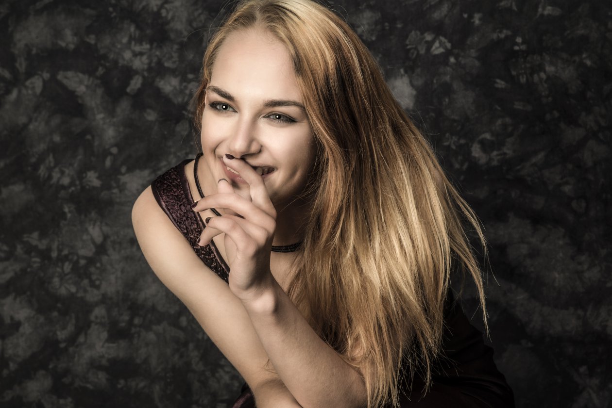 Cute Blonde Girl Smiling 5k