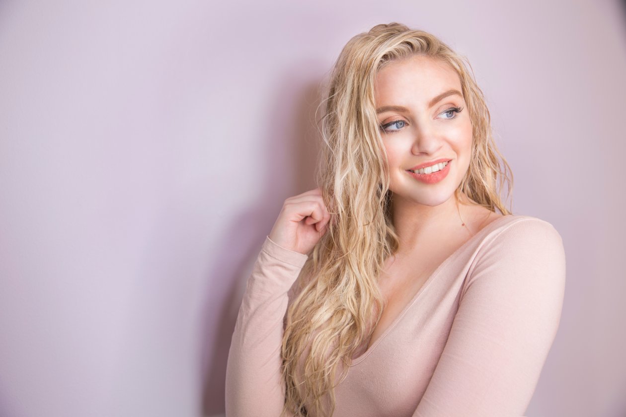 Model Smiling 5k