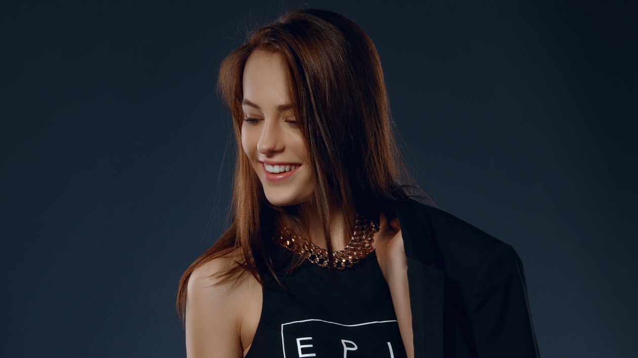 Anna Model Brown Hair Glance Smiling 4k