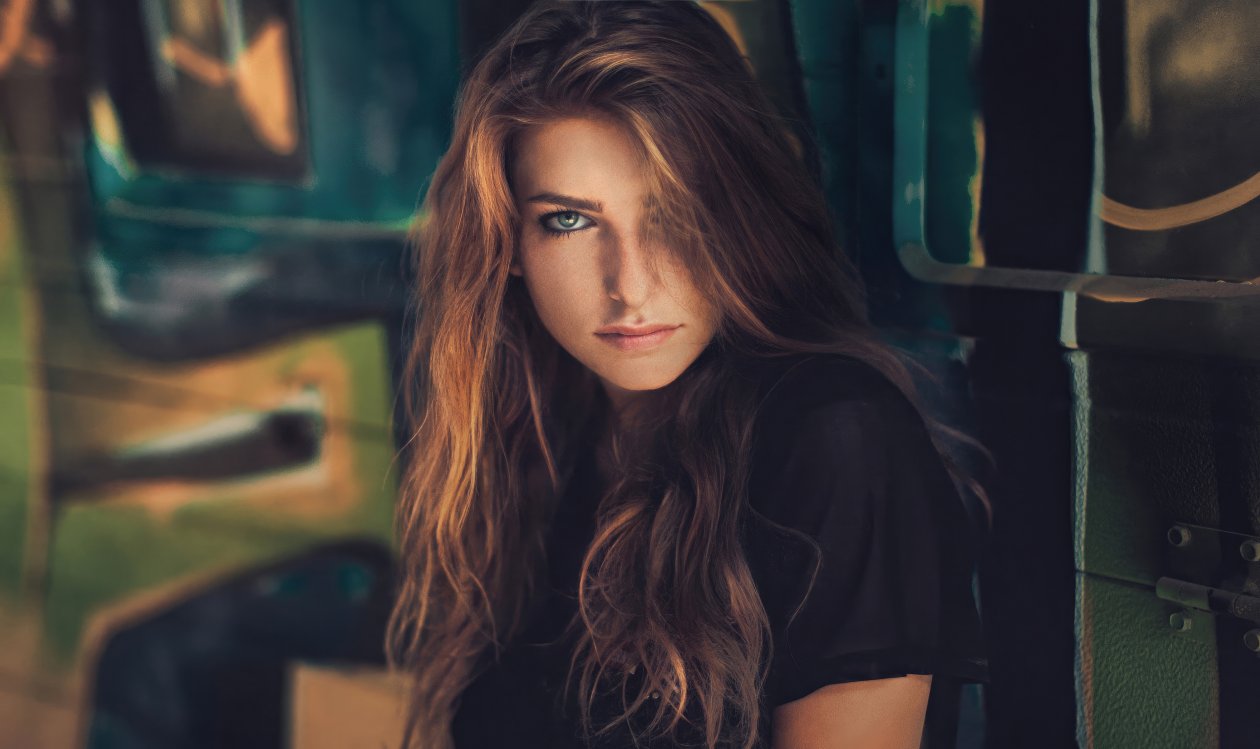 Women Green Eyes Looking At The Viewer