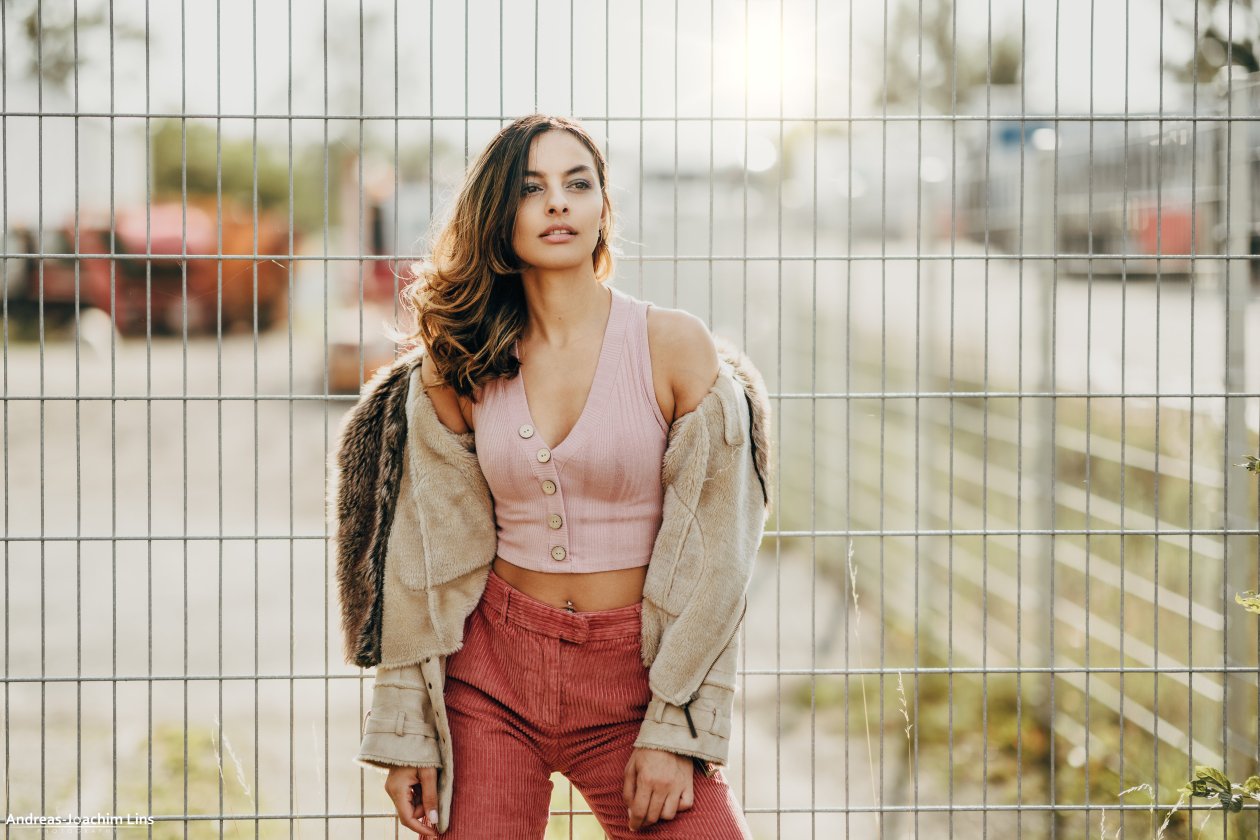 Girl Fence Preety Vogue 4k