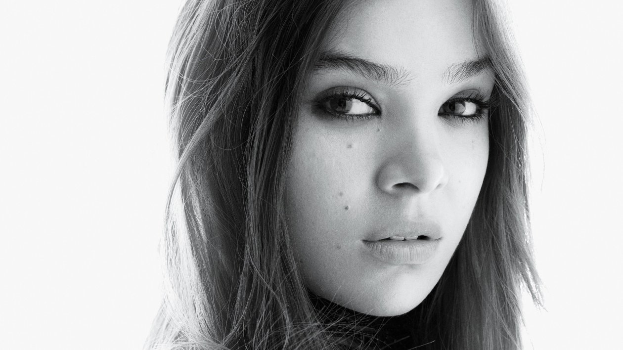 Hailee Steinfeld Black And White